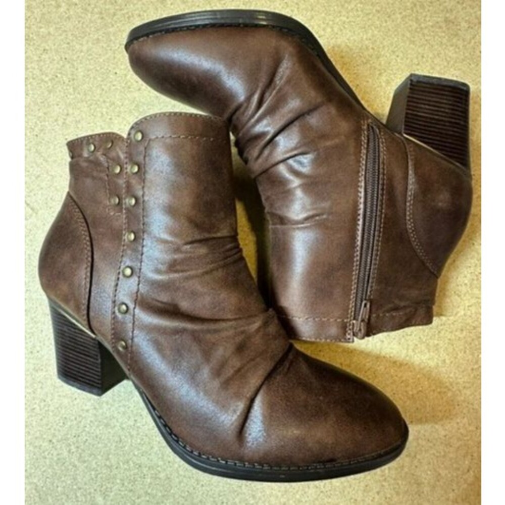 NWOT BARETRAPS RAINLY brown ankle boots strap design (9.5 M)2.5' heel side zip
